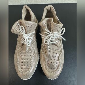 Diba True Poker Hand Rose Gold Sneakers size 10